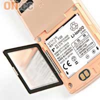 手機符合IPX8防水規格，可全機浸入1.5米水深，電池亦有防水蓋保護，避免入水。