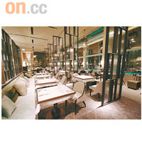 餐廳樓底高、面積大，布置糅合復古及時尚，一排排落地玻璃窗更可體驗四時風景。