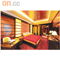 美星豪華酒店的房間設計，以原木及金色作配搭，典雅高貴。