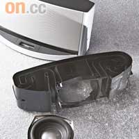 SoundDock 10內置縮短了長度嘅Waveguide（中）管道，以及6cm直徑的低音單元（前），加強低音輸出。