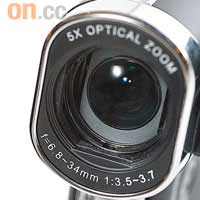 配備五倍光學變焦鏡頭，支援最高1,080p全高清拍片及1,200萬像素（插值）拍攝。