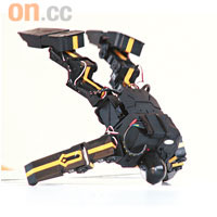 超智機甲能做出多款高難度動作，就連Break Dance中的Headspin都難佢唔到。