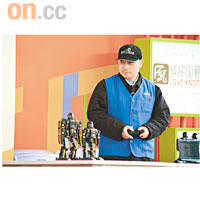 一個遙控器便能控制一百二十一個固定動作，工程師正於會場上進行示範。