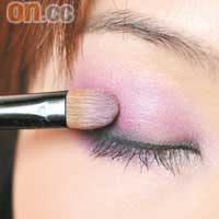 Step 1：先在眼窩掃上紫色眼影，眼皮位置可多掃一層增加漸變感覺。