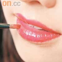 Step 4：用唇筆畫出唇形，然後用唇掃塗上鮮紅色唇膏。