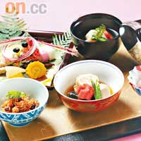 新年早餐 $260<br>日本人很重視新年的第一頓飯，嵯峨野供應的早餐比平日豐富外，每道菜所用的食材都意頭十足，當中必備以紅、白這兩種日本人喜慶必用的顏色所做的食物。