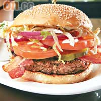 BLT漢堡$98<br>在美國，BLT除解作「Bistro Laurent Tourondel」外，也是「Bacon、Lettuce、Tomato」的簡稱，在經典漢堡加入煙肉、生菜及番茄，還有秘製醬汁。