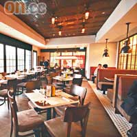 餐廳崇尚「Rough & Tumble」自然、隨意的風格，室內飾以磚牆、天然陳舊的木地板。