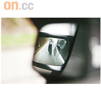 左前方輔助鏡可反射車頭左前方景象，減少了車頭的盲點位。