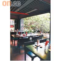 坐在餐廳內，可一邊欣賞窗外園景一邊進食。