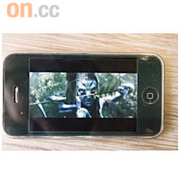iPhone 3GS屏幕像素得480×320，畫面已經唔算清，最大鑊係上下有兩條大黑邊，冇心機睇落去。