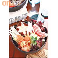 泡菜豚肉鍋 $88 （c）<br>日式泡菜由韓國引入，以白菜製成，不酸而偏香辣，煮製成泡菜湯底夠惹味，將薄切日本黑豚肉灼一灼放入口，口感滑溜。