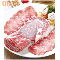 烤牛肉拼盤<br>當中有西冷扒、牛舌及韓國人最喜歡的燒物牛肋骨，經過醃製的牛肋骨切成薄片，入口鬆軟夠肉味。