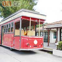 沙灘旁有懷舊電車外貌的接駁車接載客人。