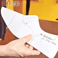 度腳及讓客人試穿鞋 款，並以紙張畫出簡單的鞋模。