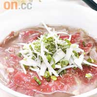 生牛肉粉 $38<br>生牛肉薄片放在熱湯裏浸至半熟來吃，呈現最地道的越南風味。