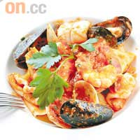 "Astice" Linguine $248<br>闊而扁的意大利麵條在廚房新鮮做起，簡單加入配料如鮮蝦、青口、番茄、蒜蓉等，煮得香甜；大廚稱部分海鮮購自本地，確保新鮮。