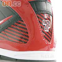 鞋踭各自印上代表大衞韋斯的DWEST和萊爾的「7」標誌，留意踭位用上韌度高而輕巧的碳纖物料。