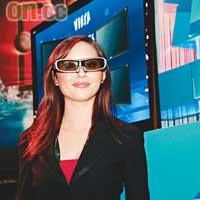 Panasonic請來索女戴上3D眼鏡宣傳。
