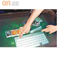 即場利用微軟嘅Surface睇番NX10試拍效果，睇啱仲可以Send返屋企留念！