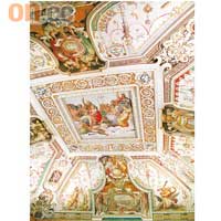 宮內瑰麗壁畫滿布四壁及天花，展示文藝復興時期的精髓。 