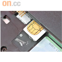 拆開機底電池插入SIM卡後，可利用「Access Connections」以Wi-Fi或SIM卡上網。