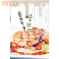 烤日本頂級黑豚肉眼扒 $228（連前菜、餐湯、甜品及飲品）<br>此極黑豚肉為美國奧斯卡頒獎禮宴會上專用，肉嫩非常，肉味十足，經香煎後，沒有一點多餘肥油從扒中滲出。