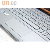 採用全尺寸的朱古力鍵盤，打字時手感舒適，Touch Pad位置也夠寬敞。