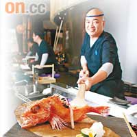 海鯉不用醃製，燒至外皮香口再加以少許沖繩海鹽調味即可，脆口外皮內，是鮮嫩多汁又香滑的魚肉。