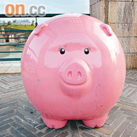 肥豬乃是藝術擺設，場內還有其他仿真度甚高的人和動物展品。