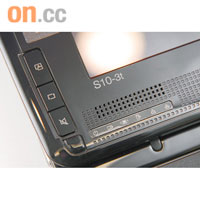 10吋輕觸屏幕旁邊特別加入多個快捷鍵，可旋轉畫面和調校音量。
