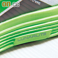 中底採用LunarLite泡棉技術，輕巧之餘，緩震能力亦十分出色。