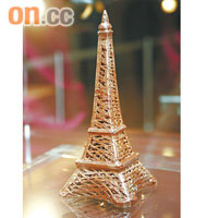 Chocolate Eiffel Tower<br>法國朱古力藝術大師Jean-Paul Hevin以朱古力砌成高約20厘米的巴黎鐵塔，手藝精細。