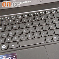 採用獨立跣水鍵盤，打字舒適，並設有多點觸控Touch Pad。