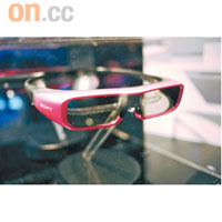 大部分電視廠商都會採用需充電的主動式快門眼鏡。