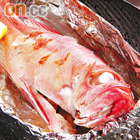 燒大眼雞魚 $48/條<br>每日新鮮返貨的大眼雞，簡單以鹽調味即用錫紙包裹燒熟，原汁原味，肉質嫩滑，蘸少許檸檬汁更鮮香。