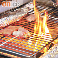 特別從日本訂購的玻璃面煤氣爐，明火經中間的圓拱形玻璃傳到食物上，火力夠猛，熱力散發更均勻。