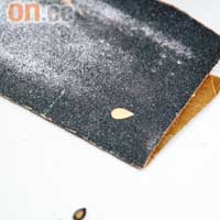將黏土搓成水滴形，然後按壓於沙紙上，待乾後取出。