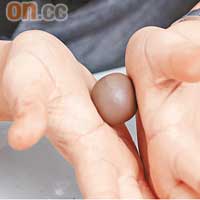 情人節推介：朱古力禮盒<br>取出少許黏土，加入少許白色及深啡色搓成圓球。