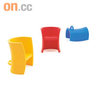 儘管Trioli只有一種尺寸，但可藉由擺放的姿勢而變出三種不同的座位高度，而將之倒下來，更變身成簡單的塑膠搖椅，而紅、藍、黃三色更是幼兒首先認知的顏色呢！$2,300/張（b）