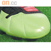 Teijin鞋身<br>源自Nike另一足球靴系列的Mercurial Vapor，Teijin是一種既薄且輕的人造纖維物料，而且柔軟度高，舒適與球感兼備。