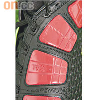 Shot Shield<br>置於常用的擊球位置，即內腳背一帶，由一列五塊的紅色「Sweet Spot」構成，分件式設計令鞋面保持貼腳，平滑而附帶坑紋的方塊設計，有助提升力度和準確性。