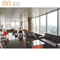 位處14樓的餐廳採用了大量落地玻璃，可居高臨下欣賞風景。
