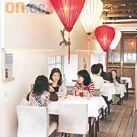 市長公館大樓旁的木構平房已改建為餐廳，取名「夫人廚坊」，內裏布置充滿中國色彩。