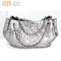 Chanel銀色壓紋手袋（九成半新） 原價$24,000　優惠價$21,800