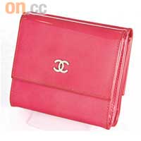 Chanel桃紅色漆皮銀包 原價$6,400 優惠價$2,380