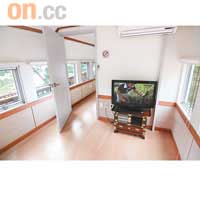 每卡車廂都打通成韓式客房，房內還有電視。 