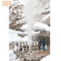 被列為天然紀念物的地獄谷噴泉，溫度高達90℃，泉口噴出的蒸氣達10米高。