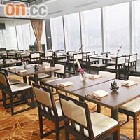八重菊的用餐區內，幾乎每個角落都能看到維港景色，客人安坐餐桌枱旁就能欣賞煙花。