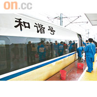 為保光鮮形象，鐵路局出動大軍洗刷沾滿泥塵的列車。